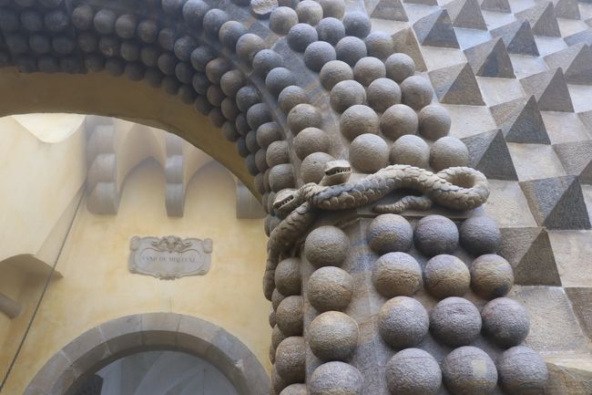 門の彫刻をよく見ると、ヘビがいた～！