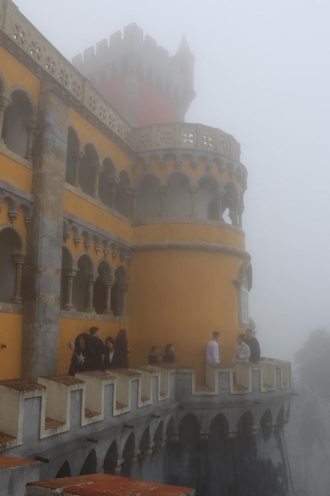 赤と黄の建物というのは、かろうじて分かる程度。