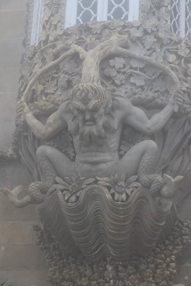 これは海の守護神・トリトン。<br />ギリシャ神話に登場する海王ポセイドンの息子なんですって。<br />体の半分は男性、半分は魚になっています。<br /><br />それにしてもこの彫刻はとっても細かくて良く出来てますね。