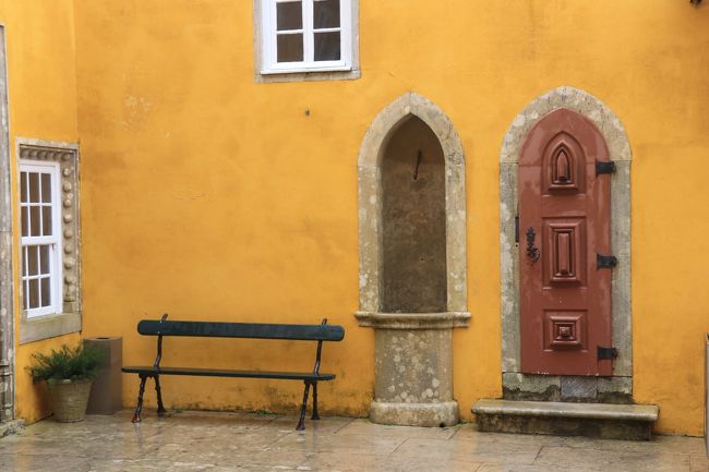 おとぎ話に出てくるような、かわいいドア。