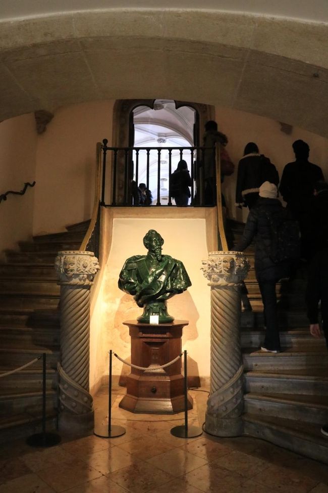 チケットを買った時にもらった地図を見れば、すぐ分かったのに見てなかった。<br />しばらくウロウロして、やっと入り口を見つけました。<br /><br />夫はちょっとずつ辛そうな表情に・・・。