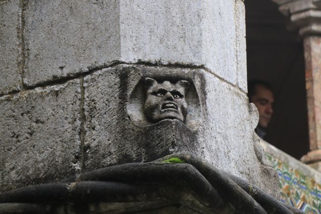 ところどころに顔が！