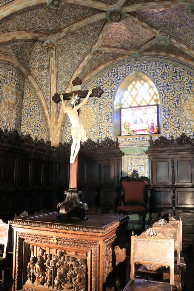 教会。<br /><br />ここには元々修道院がありました。<br />しかし１７５５年のリスボン地震で大きな被害を受け、修道院は廃墟になってしまったのです。<br />しかし大理石で出来た祭壇のある礼拝堂だけは無傷だったそう。<br />フェルナンド２世が廃墟となった修道院を再建、ポルトガル王家が夏の離宮として使う建物を新たに建て、今のペーナ宮殿の姿になったらしい。