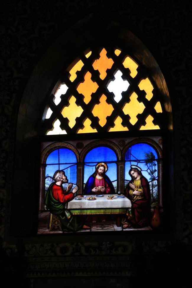 鮮やかなステンドグラス。