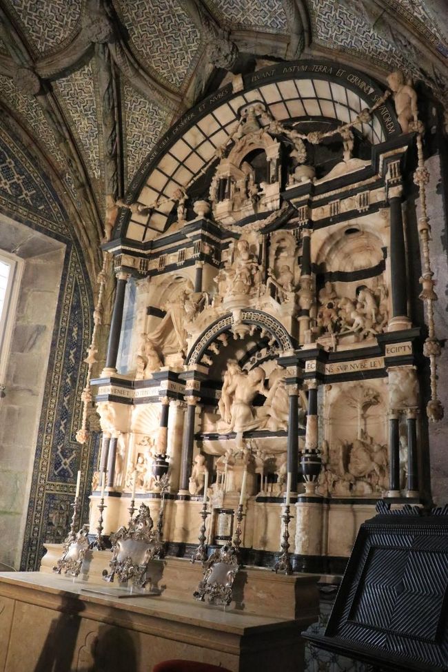 その無傷だったと言われている祭壇がこれだと思います。<br />大理石で作られています。