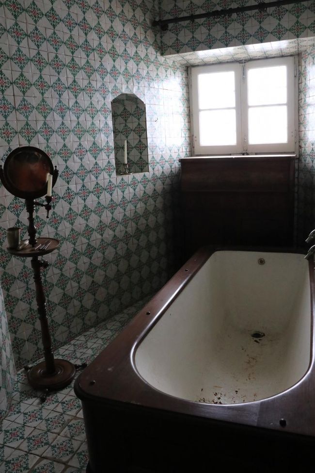 中に戻って、お風呂見学。<br />ポルトガルではバスタブ付きのホテルも多かったから、ポルトガルの人はお風呂好きなのかな。