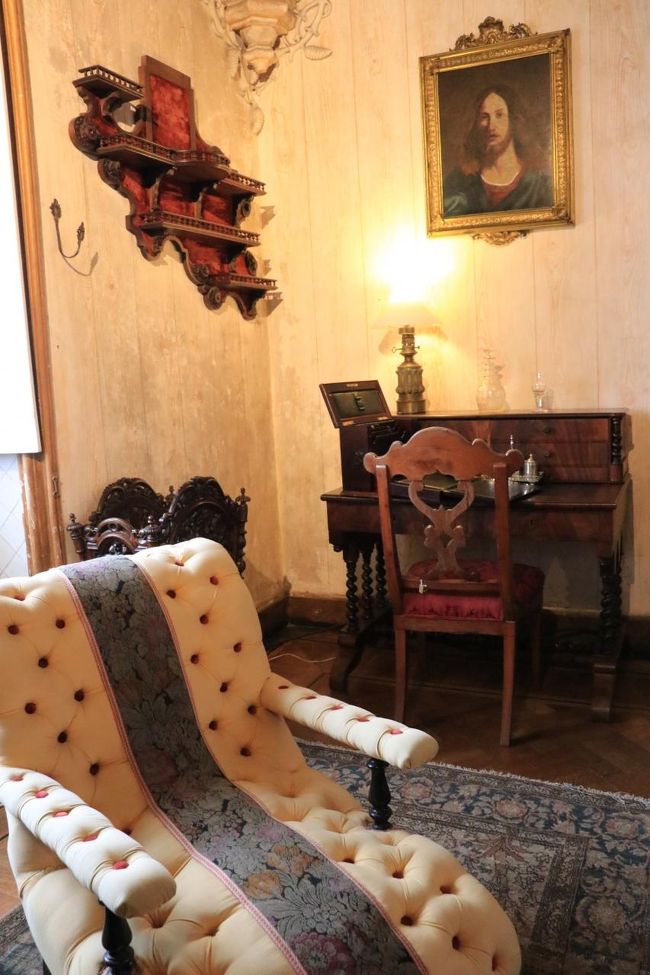 人間をダメにしてしまいそうな椅子。<br />触れないけど、きっとふわふわだよね。