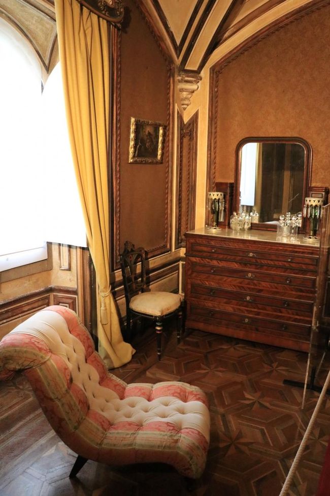 ここにもふわふわな椅子。<br />床は寄せ木細工になってます。<br />細かいところまで凝ってますね～。