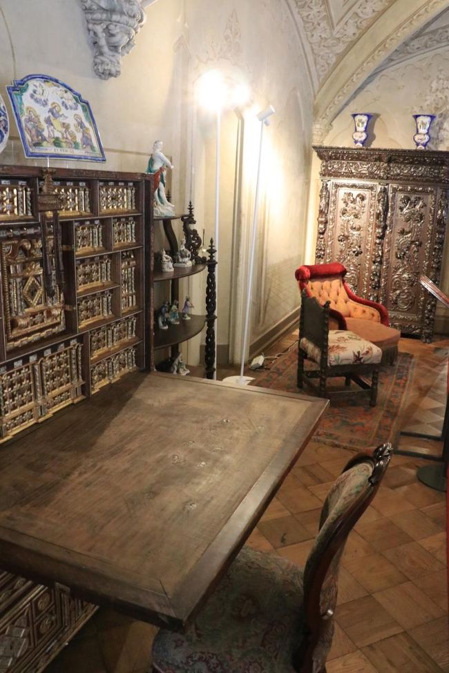 細かい彫刻の調度品。<br />当時中には何が入っていたんだろう。