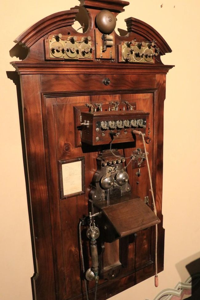 電話だ！<br />昔の電話は、相手の声がどんな風に聞こえていたんだろう。<br />はっきりくっきり聞こえていたのかな～。