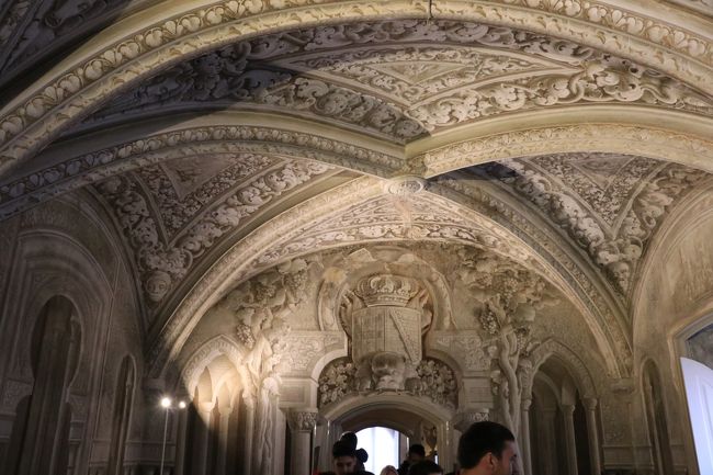 天井も見事な彫刻のように見えますが・・・。