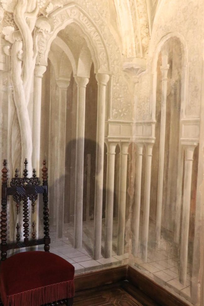 このお部屋はだまし絵の壁。<br />柱が何本もあるように見えますが、全部絵です。<br />本物は椅子だけ。