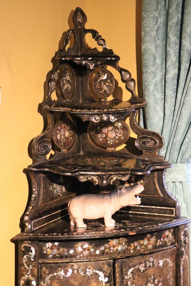 螺鈿細工の棚にカバさんが居ます。<br />小さいけれどリアルだわ。