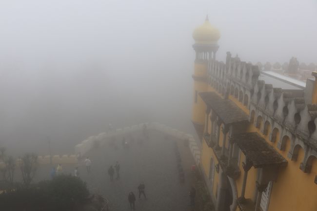 晴れていれば、遠くまで見渡せて良い眺めなんだろうけどね～。<br />夫は熱が出るし、楽しみにしていた宮殿は霧で外観が見えないし、なんてこったい。