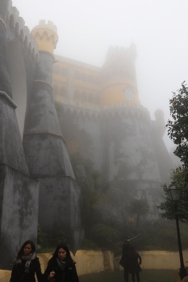 このアングル、テーマパークにあるアトラクションの建物のように見えません？<br />USJにありそう。