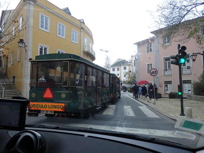 シントラの町に入りました。<br />観光用のトレインが走ってました。<br /><br />この町も道路が狭いということで、小さいレンタカーにしました。<br />ここはまだ良いんです。