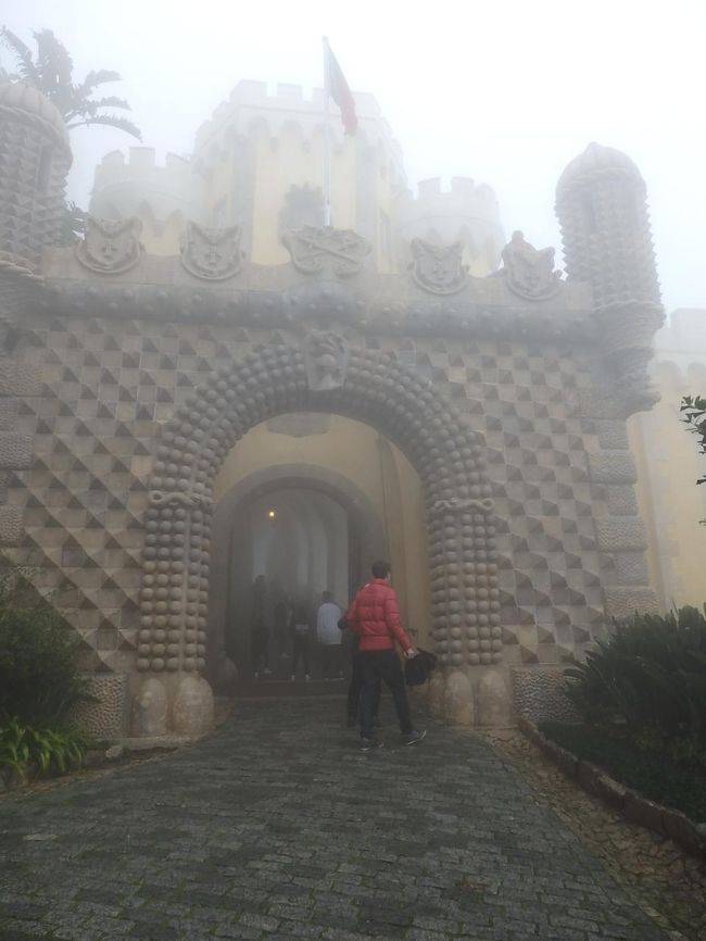 また門をくぐります。<br />今回の旅行で、この日初めて傘を使いました。<br />