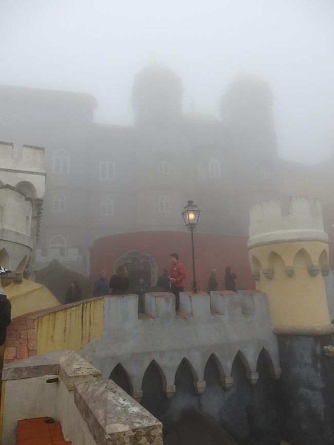 ペーナ宮殿は壁の色がカラフルで、赤・黄・青などが使われているのです。<br />これじゃあ何色かわかんないよ～。