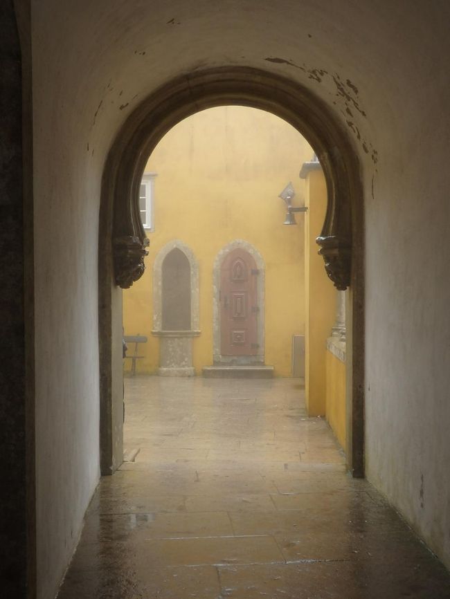 探検気分であちこち見たけれど、お城へはどこから入るの？