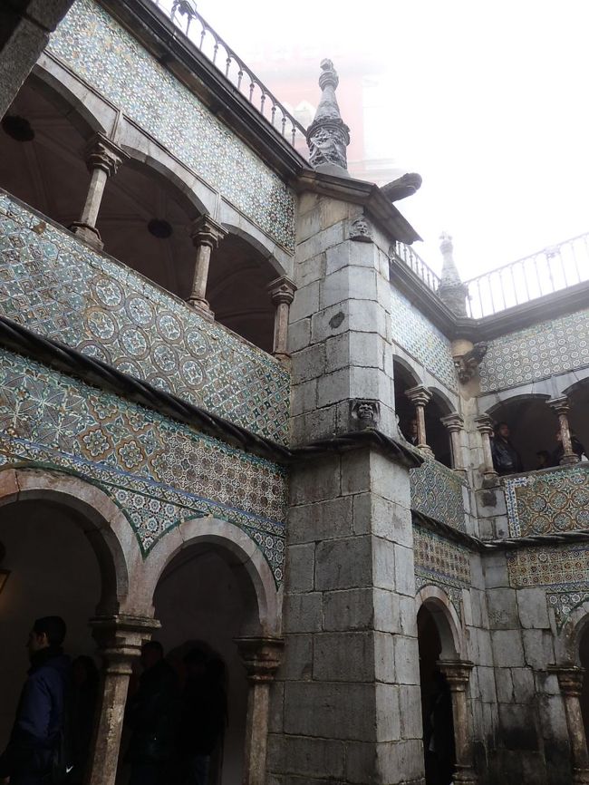 この回廊は１６世紀のもの。<br />アズレージョもその当時の物だそうです。