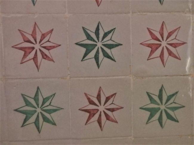 壁のアズレージョがかわいい。