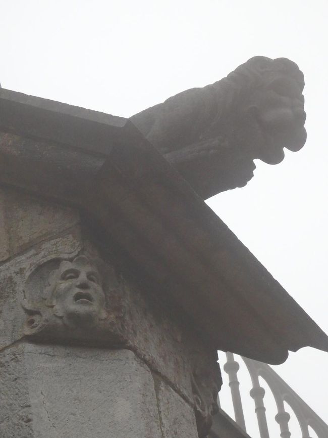 ライオンさん？<br />その下には苦しそうな表情の顔がある。