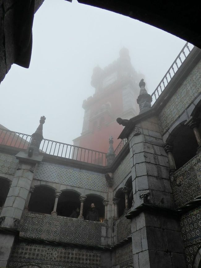 赤い塔がうっすら見えます。<br />くっきり見たかったよ～。