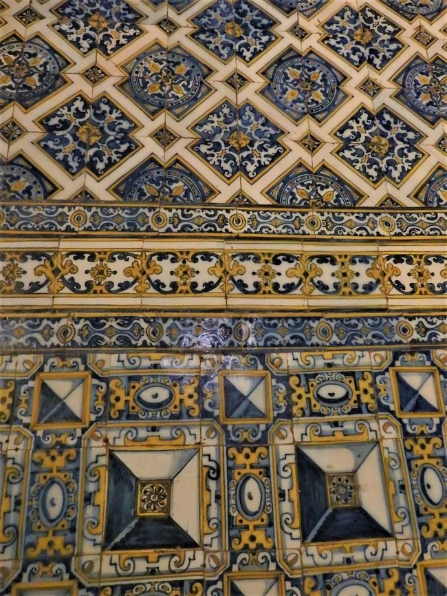 壁も一面アズレージョ。