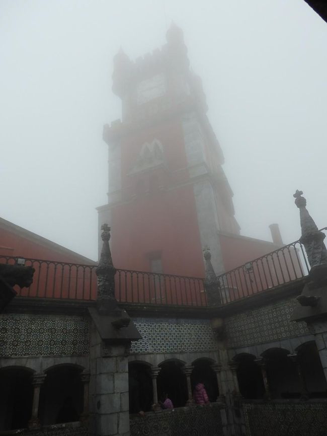 ２階から見ても、やっぱり赤い塔はうっすらしか見えず。