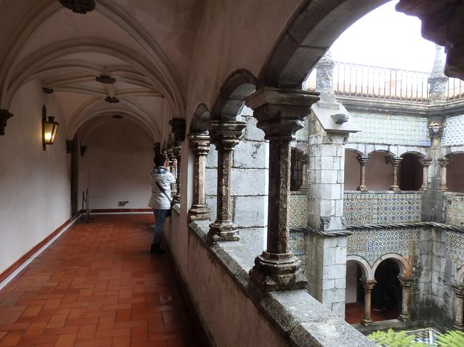 回廊を１周している間、夫はベンチで休んでいました。<br />立っているのも辛いみたい。<br />やばいな、この状況。