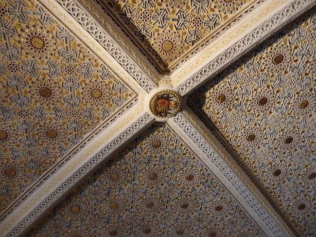 天井も豪華！<br />普段天井をこんなに見る事はないけれど、ペーナ宮殿は天井まで綺麗な装飾を施してあったので見逃せない。