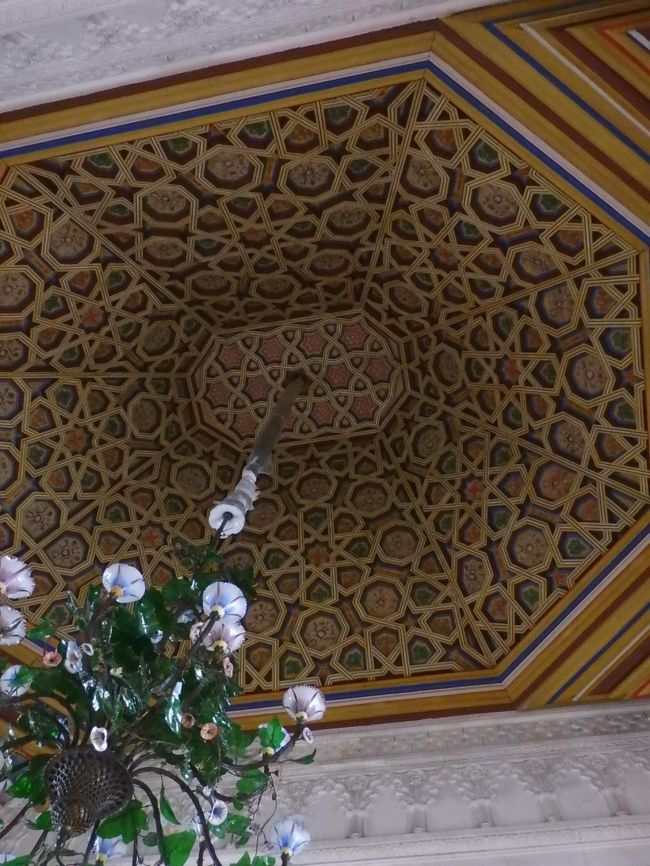 アサガオのシャンデリア、そしてまたまた美しい天井。<br />ペーナ宮殿の見学は首が疲れるわ～（笑）