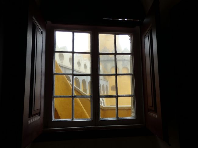 窓の外は相変わらず霧。