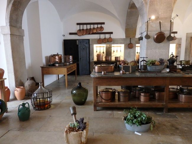 大きさの違うお鍋やフライパンがいっぱい並んでます。