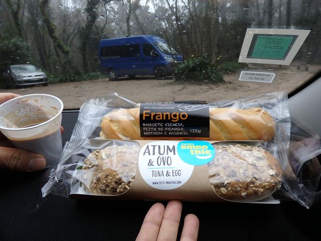 宮殿内の売店でこのサンドイッチを買いました。<br />これがこの日のランチです。<br />コーヒーはチケット売り場近くのお土産屋さんの中の自販機で買いました。<br /><br />車の中で薬を飲み休憩しながら、これからどうするか会議です。<br />私はロカ岬は行かずに、ホテルへチェックインしようと提案。<br />夫は運転は出来そうだから、ロカ岬までは行こうと・・・。<br /><br />おでこに手を当てると、相当熱い。<br />明日空港まで運転してもらわないといけないから、やっぱりホテルで早めに休んだ方が良いよ。<br /><br />会議の結果、夫はどうしてもロカ岬まで行くと言い張るので、渋々だけどちゃみおもOKしました。