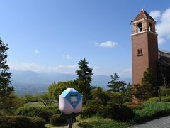 桃と富士山の郵便ポスト。後方に本物の富士山。