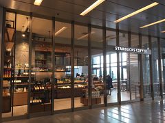 2017年3月3日にオープンした【スターバックス コーヒー】JRゲートタワー店の
エントランスの写真。

ガラス張りでカッコイイです。

「名古屋JRゲートタワー」のエレベーターが15階に到着した際に見え、
思わず声をあげてしまいました。【スターバックス コーヒー】JRゲートタワー店は
日本で一番高い場所にあるスタバなんです(=^・^=)

すごーい！！テラスがあって広いです。

http://www.starbucks.co.jp/store/search/detail.php?id=2064