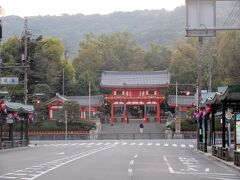 祇園方面から見た八坂神社の鳥居
