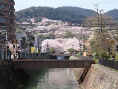 京阪電車で三井寺駅へ。

手前の鉄橋はその京阪電車のもの。下は川ではなく琵琶湖疎水です。