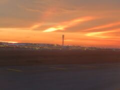 現地時間19：30頃夕焼けが鮮やかなクアラルンプール空港に到着。
このあと空港ラウンジで約3時間の休憩をとりシャワーを浴びました。
熱いシャワーを浴びればいくらか疲れがとれます。

