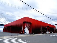 青森駅前「ねぶたの家 ワ・ラッセ」にやってきました
どうしても本物のねぶたを見たくて，今回は青森に泊まったんです

ここは，ねぶたの“総合博物館”のようなところで，本物のねぶたの展示あり，ねぶたの歴史の紹介あり，体験コーナーあり，レストランにショップあり…
と，８月のねぶたを見られない人にも満足できる施設です