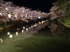 ようやく自分が居る場所が分かりました
追手門を出たところです

ここも見事！水面に映ってる～