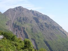 平成新山の威容です。山頂付近の崩落した跡は平成の火山活動によるものだと思います。
