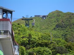 登山道は仁田峠ロープウェイ乗り場の右側にあります。ロープウェイ乗り場の側に普賢神社の拝殿があり、横の鳥居を潜った先に登山道が続いていました。
この登山道を歩いて普賢岳の下まで行き、上りの急坂を一気に登るのが今回のコースです。