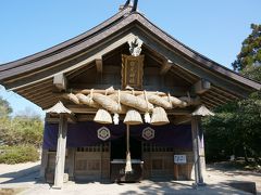 旅館を出て鳥取砂丘へ向かう最中、白兎神社という神社に立ち寄りました。
この神社のそばには道の駅もあり、比較的活気のある神社でした。