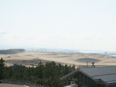 やっと鳥取砂丘に到着！
砂丘を歩こうかと思っていましたが、靴の中に砂が入るだけ。と言われ即却下。。
結局遠くの展望台から砂丘を見て来ました。
まぁ、実物を見られたからいいかぁ。。