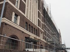 トラム下車し徒歩3分でScandic Grand Marina  に到着！入口が工事中みたいでした。
タクシー乗り場もホテル前にあり、常に留まっているため、トラムが面倒な人は中央駅に行く時はタクシーでもいいかもですね。