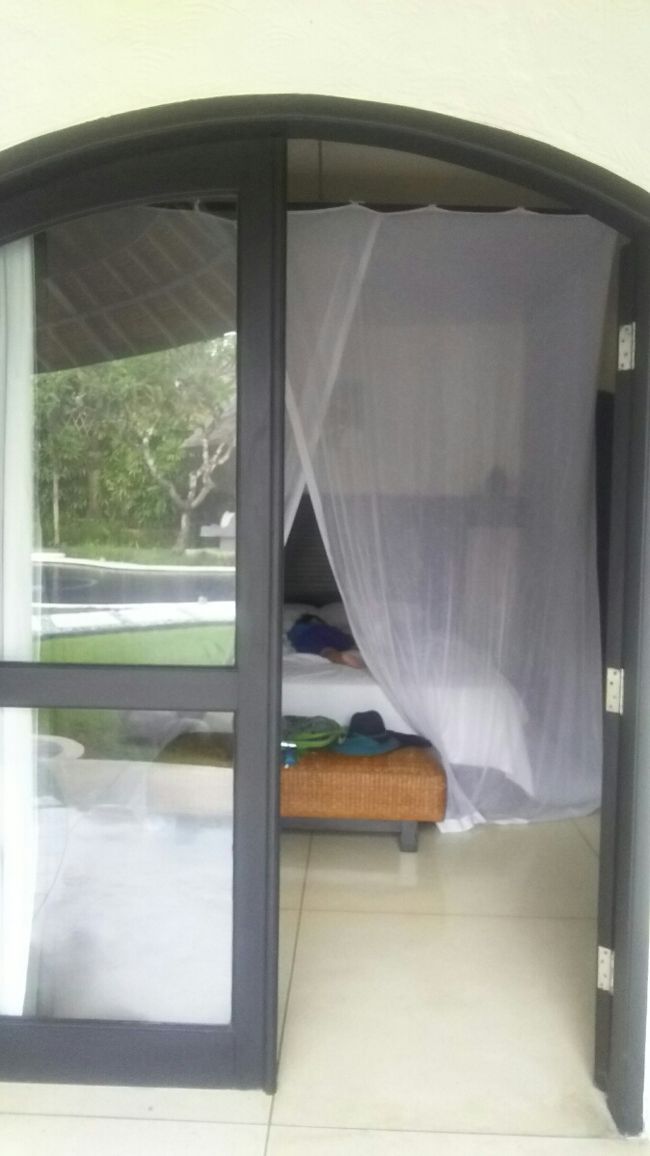 息子はまだ夢の中。<br />旅の間、睡眠はたっぷりを心がけました。<br /><br />ドアが開いていますが、蚊はそれほど気になりませんでした。<br /><br />滞在中の虫対策は、ヴィラの蚊取り線香と<br />虫よけスプレー使いましたが、<br />日本から持参した『１日１回押すだけ蚊取り』と<br />携帯用ベープも重宝しました。<br /><br />加えてヴィラズバリでは、火曜と木曜の夕方に<br />foggingをするそうです。