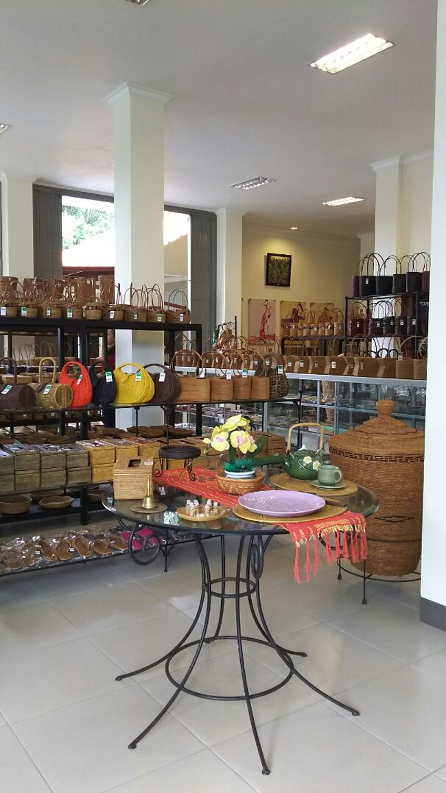 その後私が行きたかったアシタバ工房へ。<br /><br />ここでも息子はアモさんと外で遊び、<br />私とバアバはゆっくり店内を見て回れました。<br /><br />こちらで会った買え買えオーラゼロの店員さん、<br />不愛想かと思ったら息子が「トイレ！」と言った途端に<br />手をひいて案内してくれたり、その後も息子にジュースをくれたり、<br />親切にしてくれて、ありがとうございました。