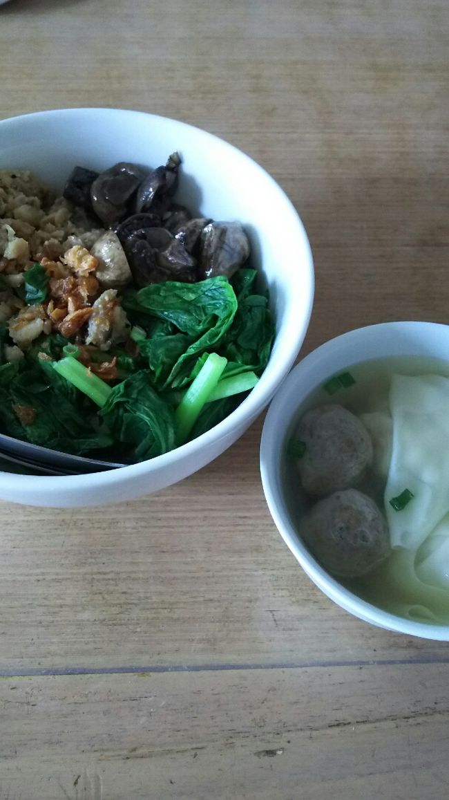 その後ミー88で遅めの昼ご飯。ミーアヤム。<br />そうそう、こういうのが食べたかったのです。